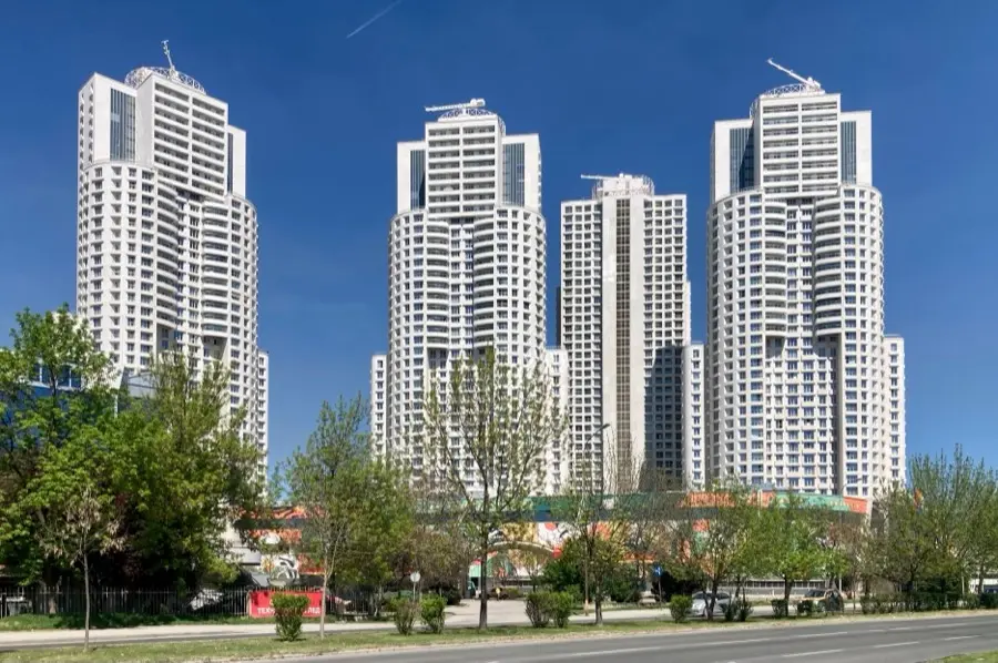 Кулите Цевахир во Аеродром, Скопје, во пролетно зеленило