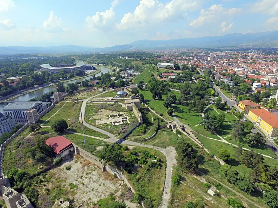 Поглед од Скопското кале, над Старата чаршија, кон реката Вардар